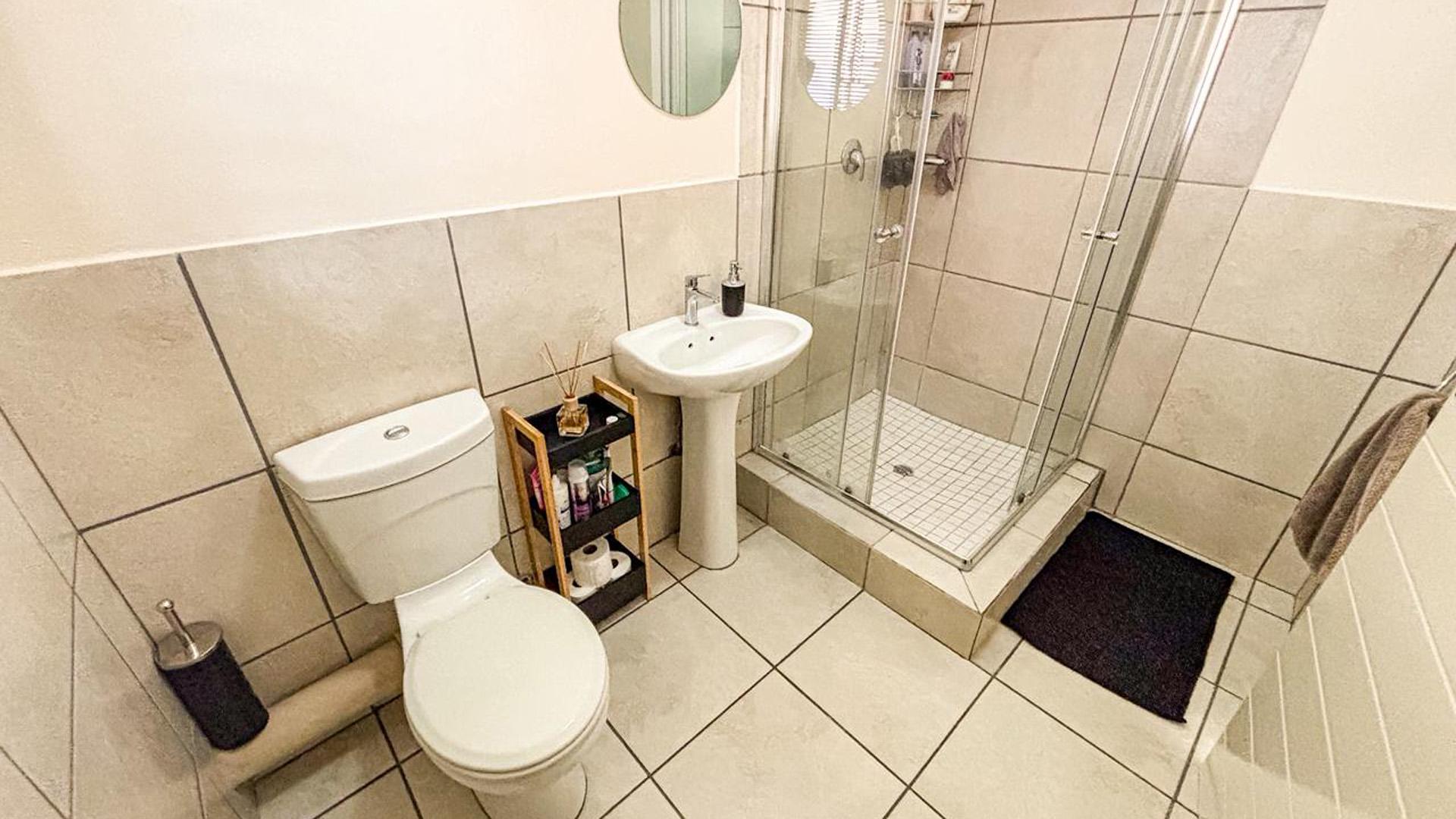 Main Bathroom of property in South Crest