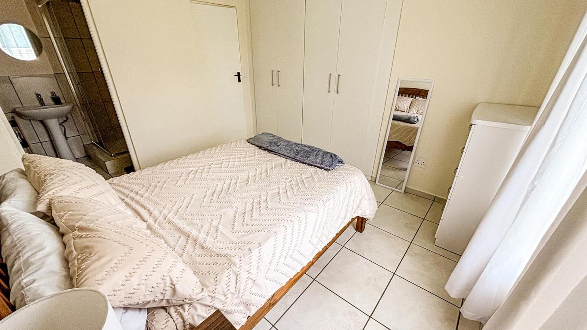 Main Bedroom of property in South Crest