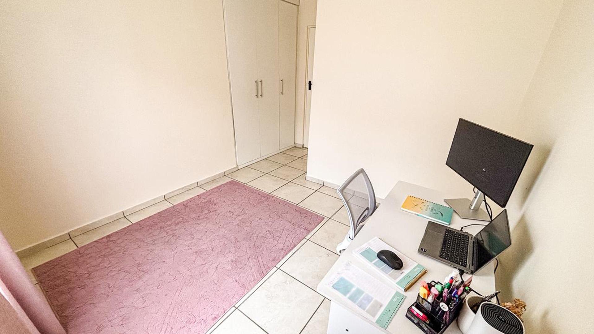 Bed Room 1 of property in South Crest