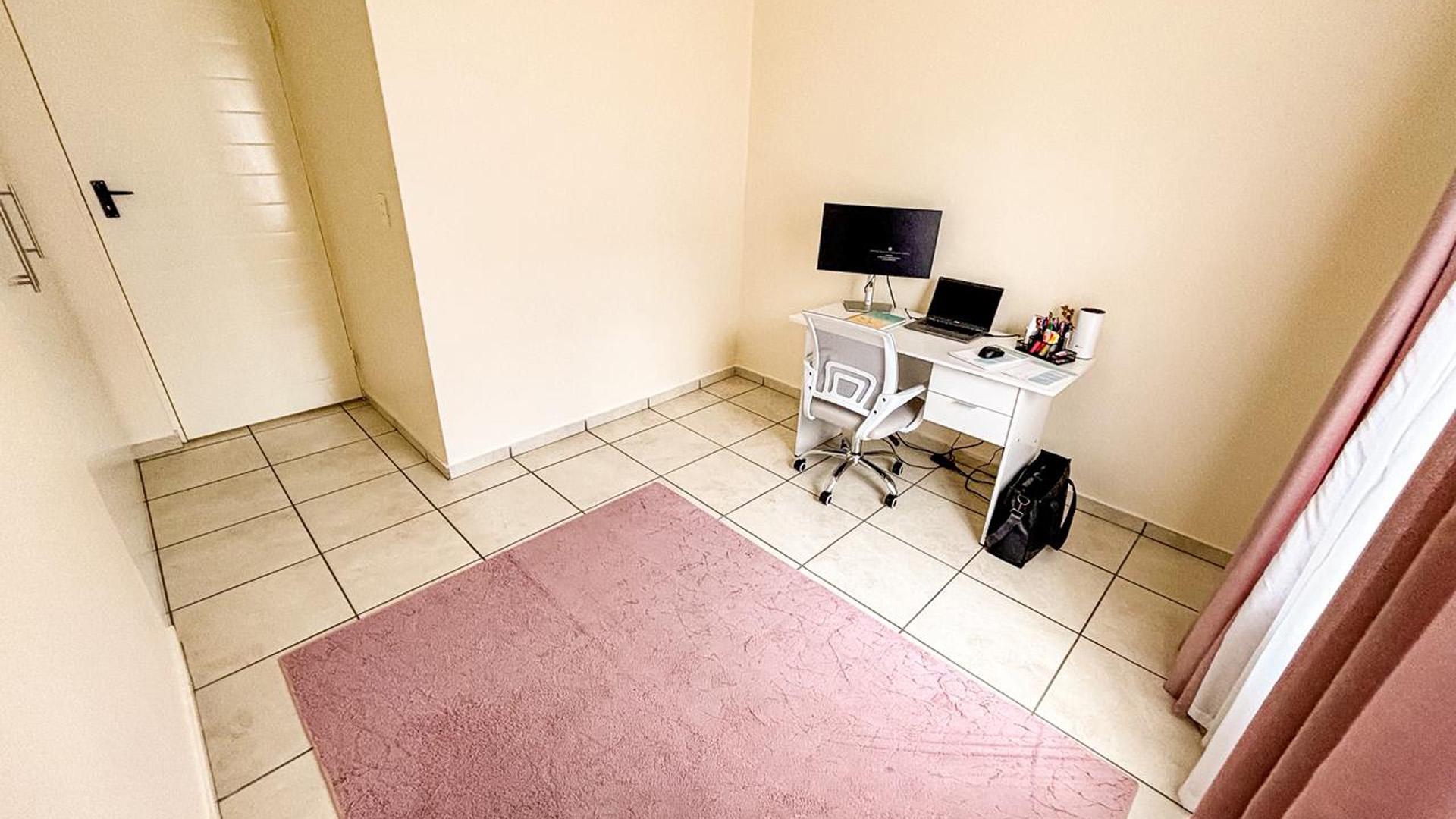 Bed Room 1 of property in South Crest