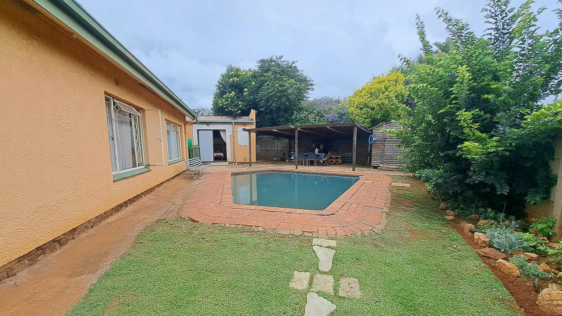 Swimming Pool of property in Eloff