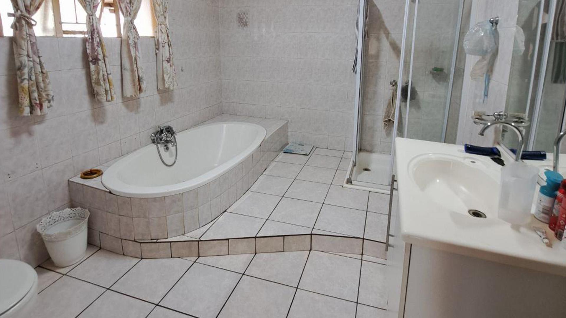 Main Bathroom of property in Eloff