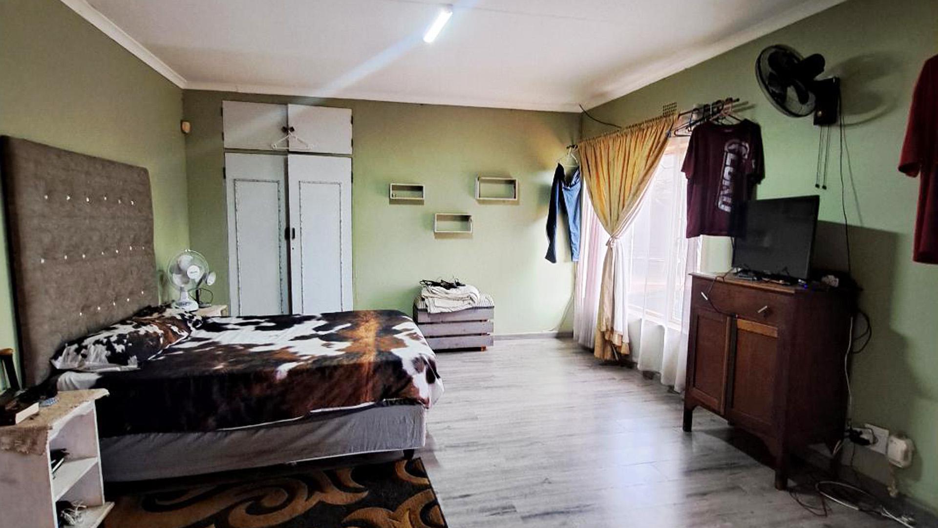 Main Bedroom of property in Eloff