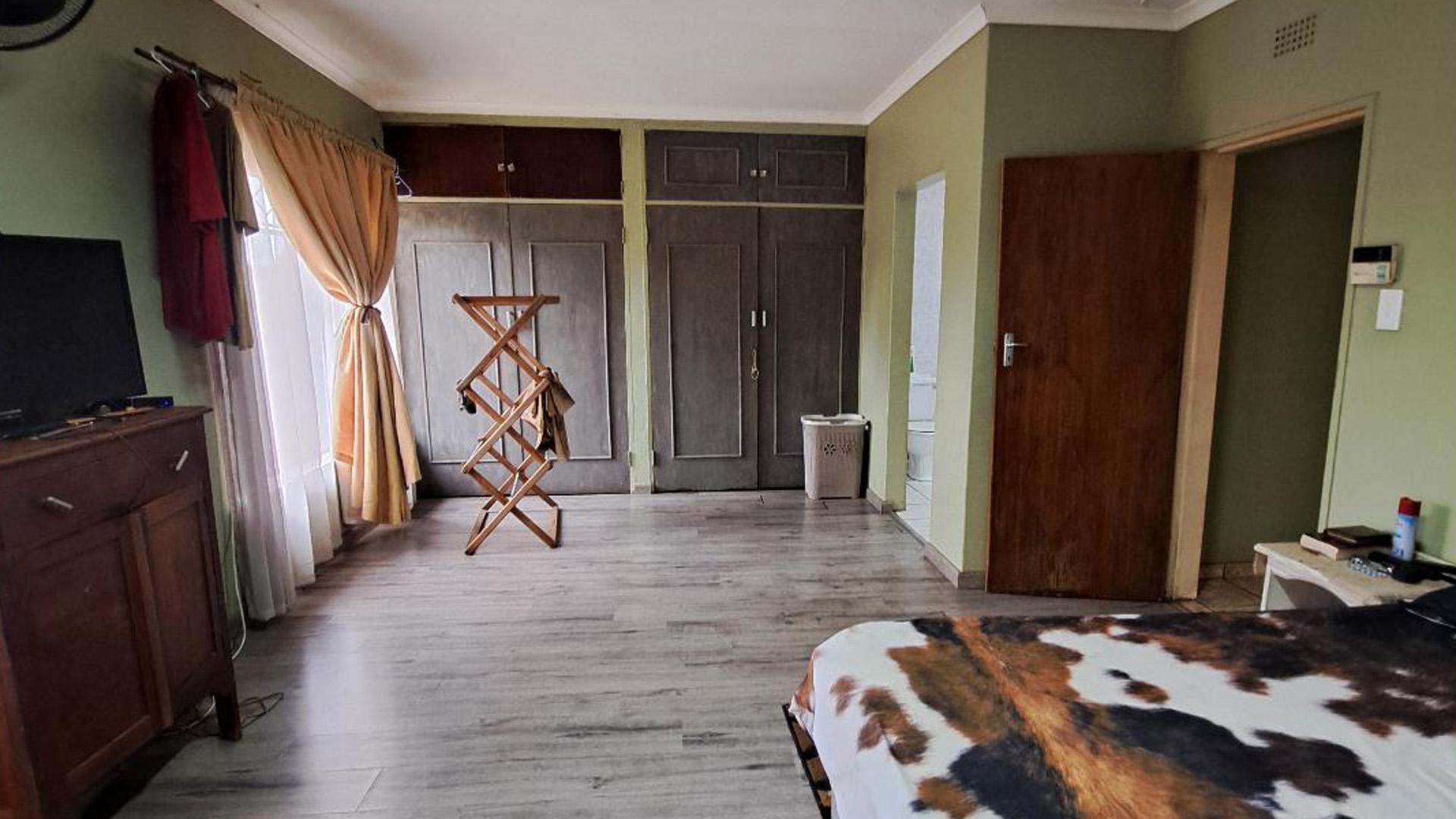 Main Bedroom of property in Eloff