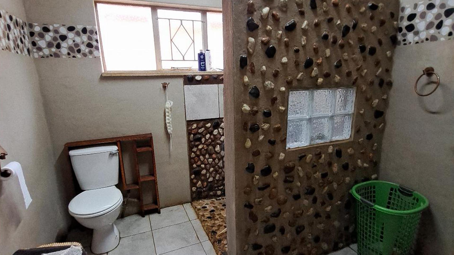 Bathroom 1 of property in Eloff