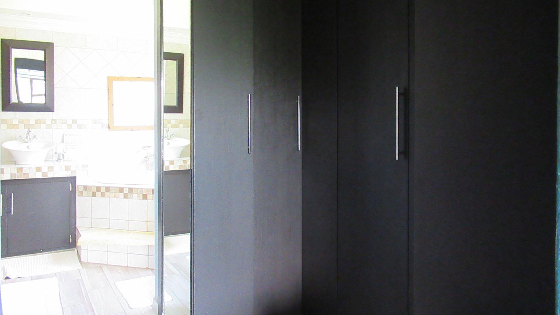 Main Bedroom - 23 square meters of property in Kensington - JHB