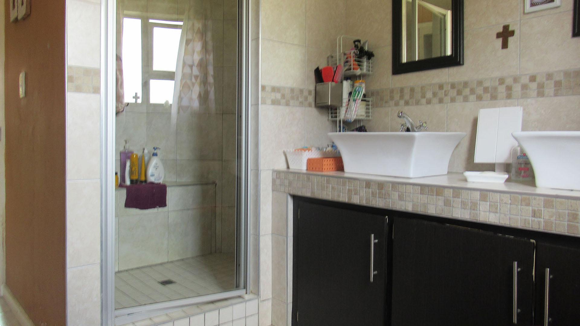 Bathroom 1 - 9 square meters of property in Kensington - JHB