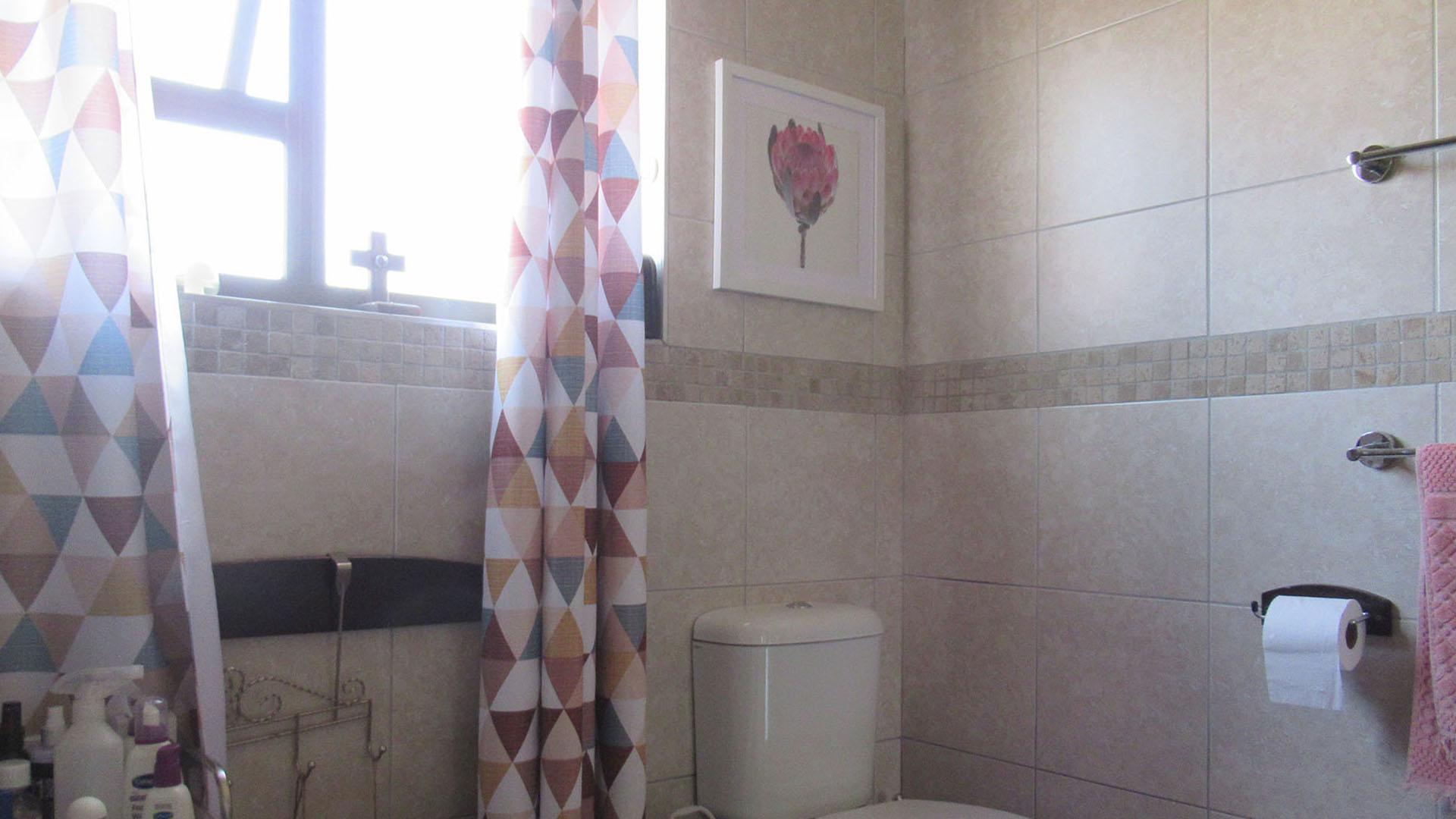 Bathroom 1 - 9 square meters of property in Kensington - JHB