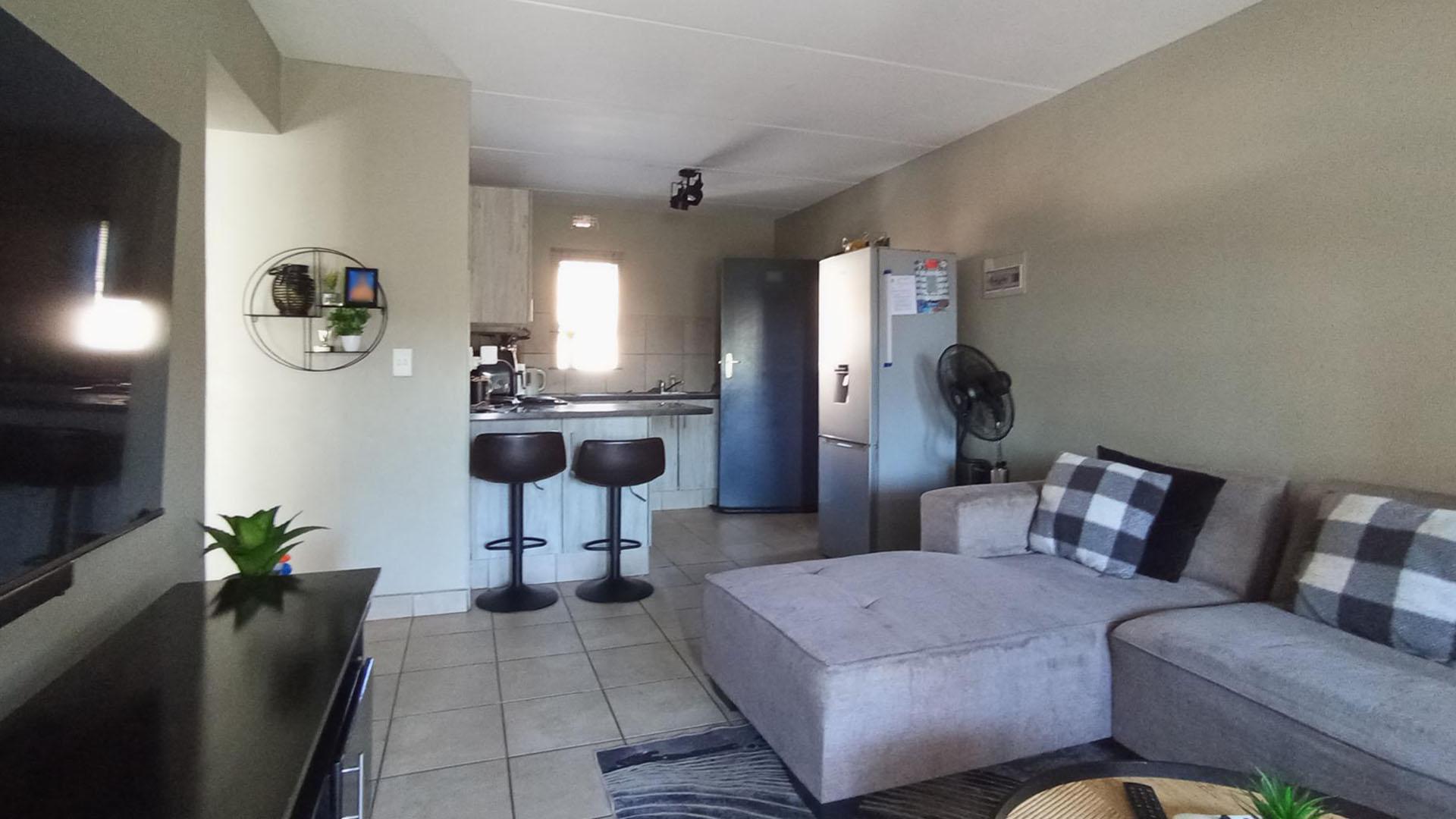 Lounges - 13 square meters of property in Montana Tuine