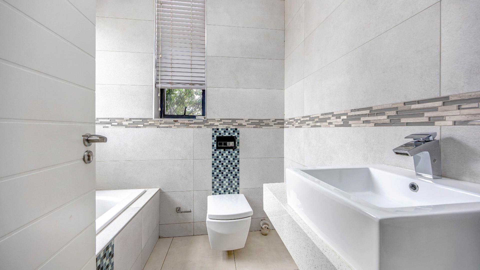 Bathroom 1 of property in Maroeladal