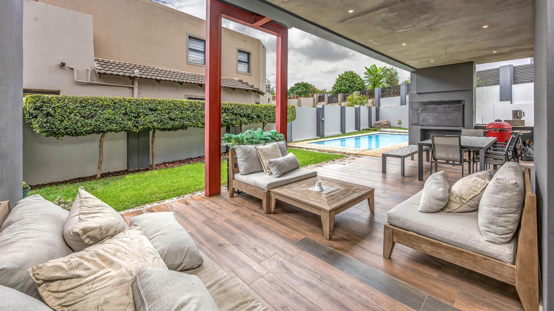 Patio of property in Maroeladal