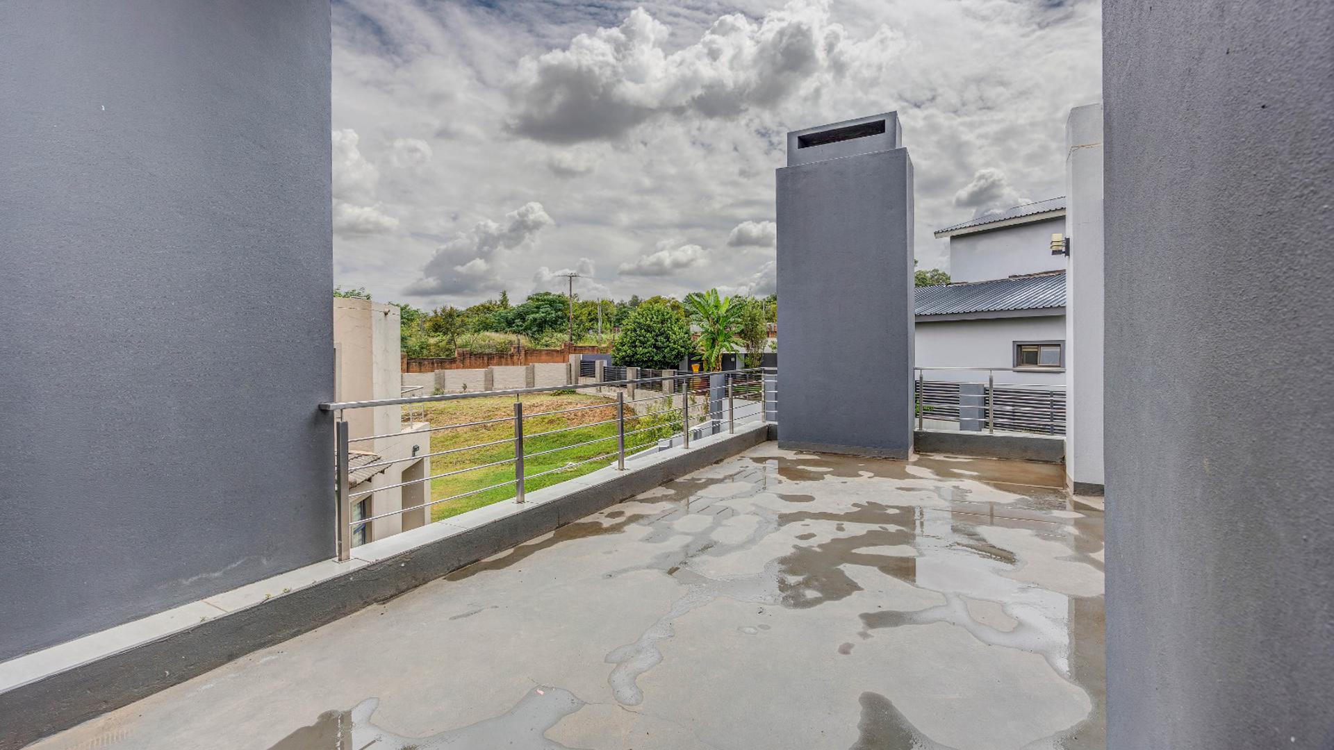 Balcony of property in Maroeladal