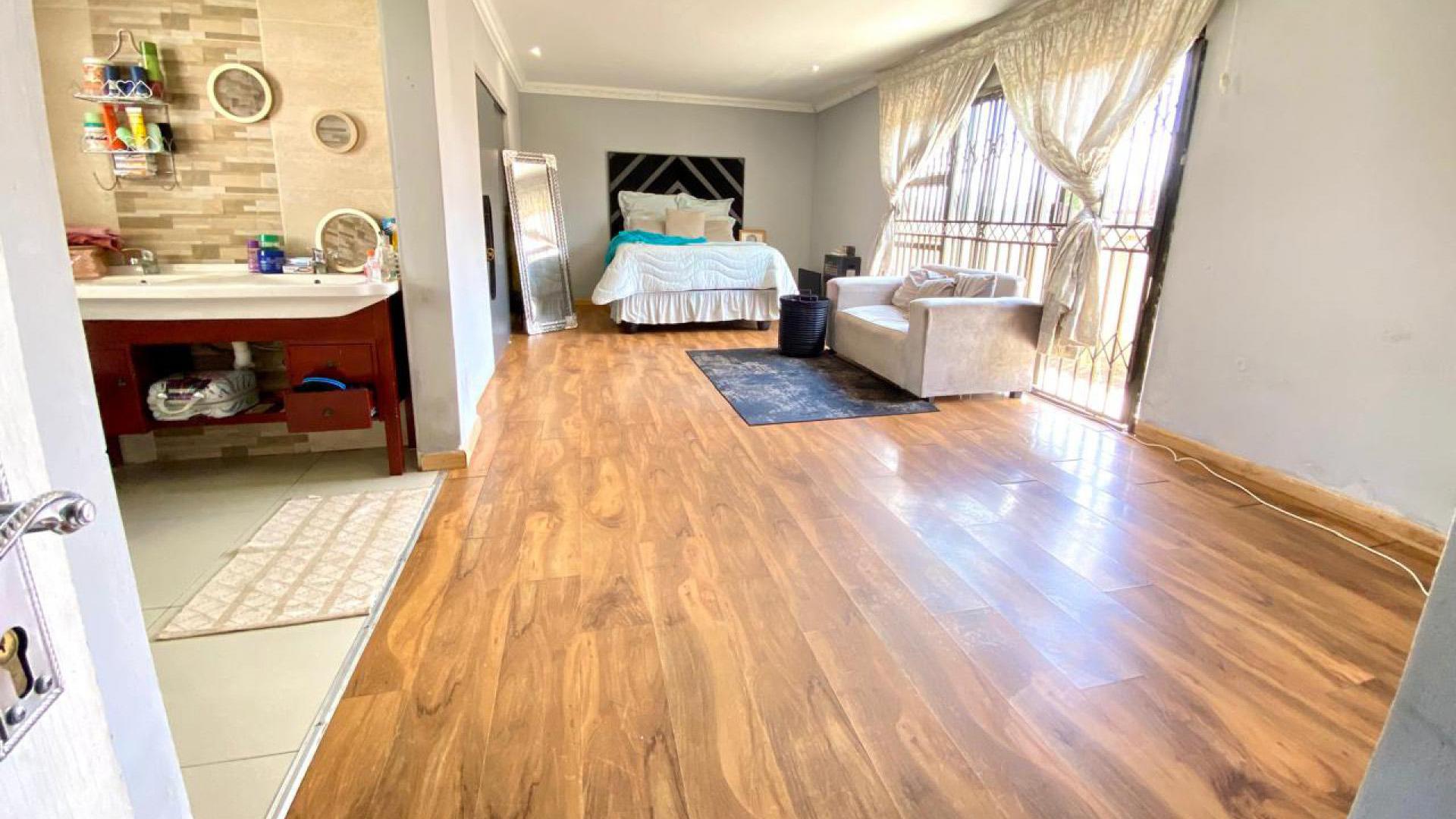 Main Bedroom of property in Mid-ennerdale