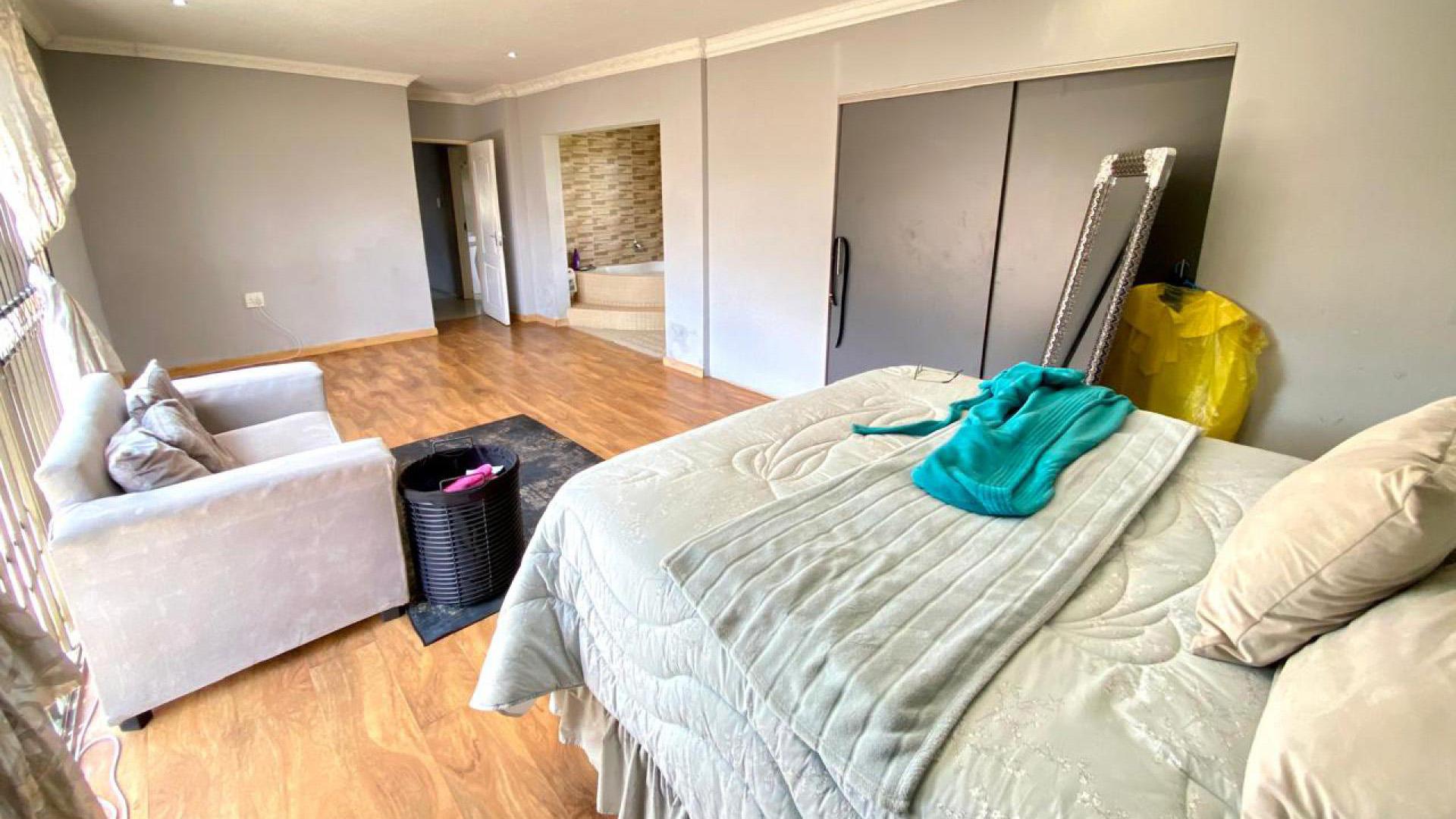 Main Bedroom of property in Mid-ennerdale