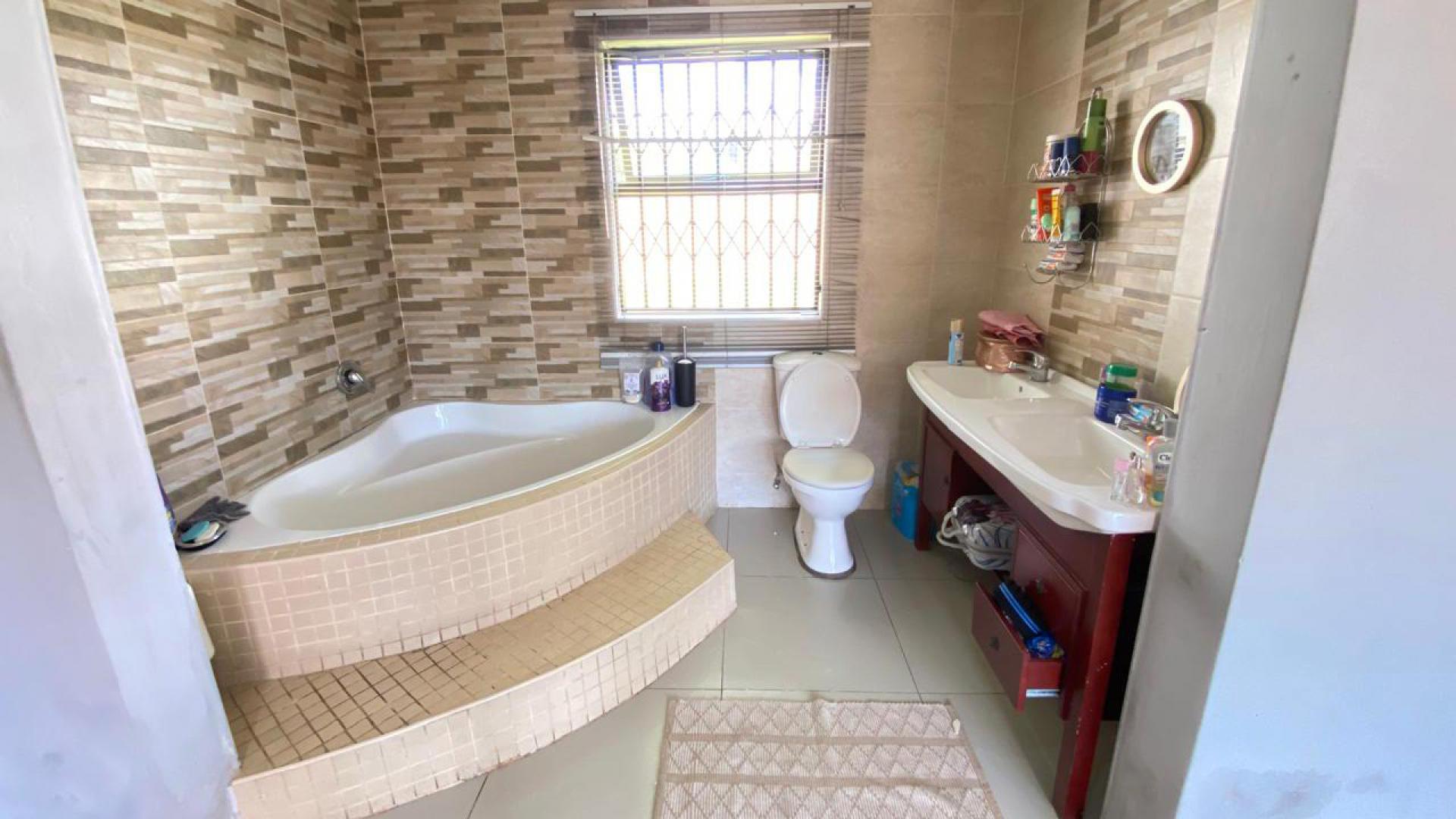 Main Bathroom of property in Mid-ennerdale