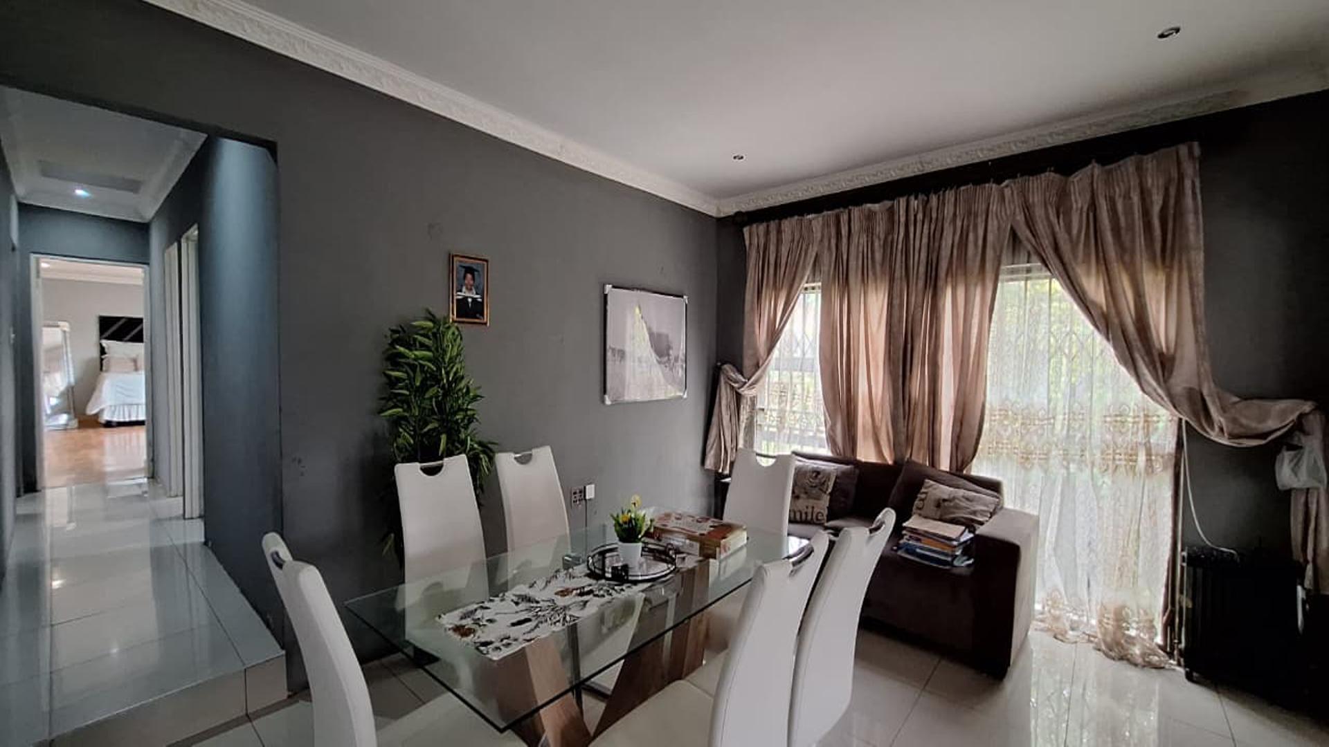 Dining Room - 30 square meters of property in Mid-ennerdale