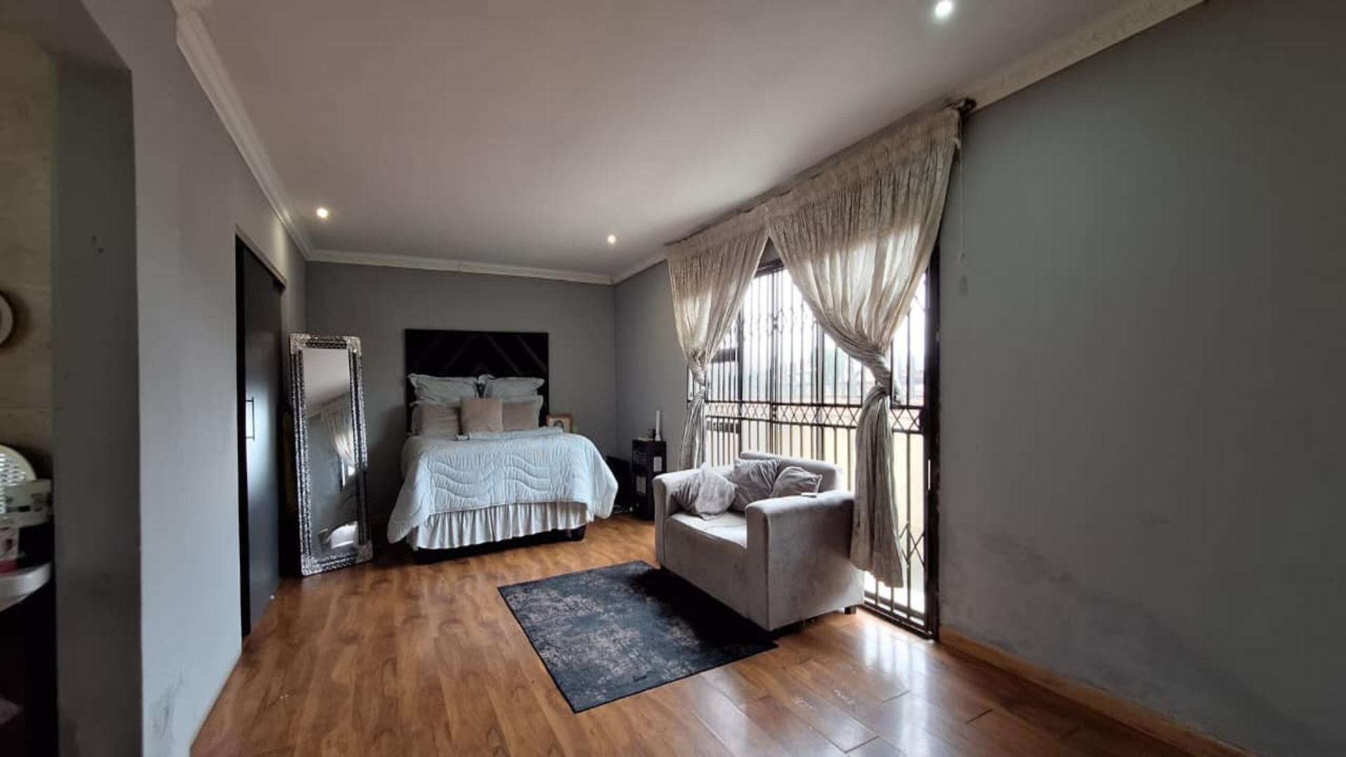 Main Bedroom - 71 square meters of property in Mid-ennerdale