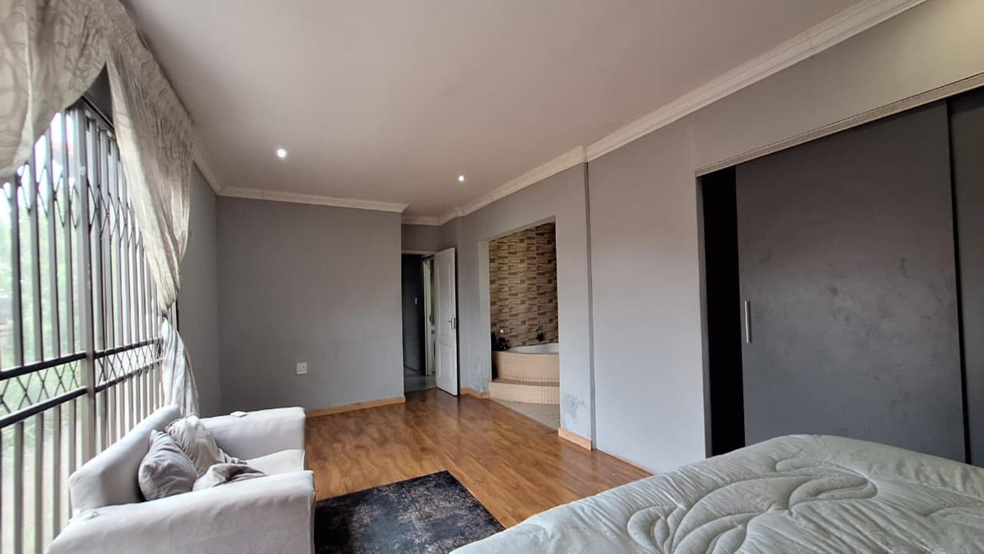 Main Bedroom - 71 square meters of property in Mid-ennerdale