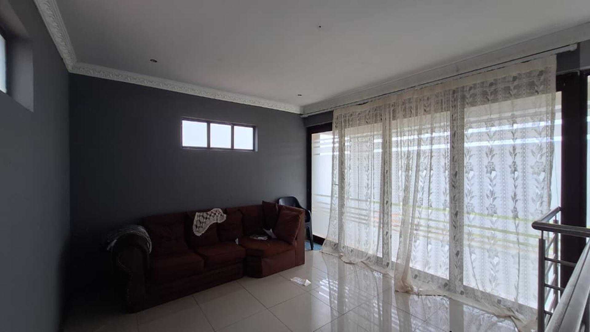 Lounges - 68 square meters of property in Mid-ennerdale