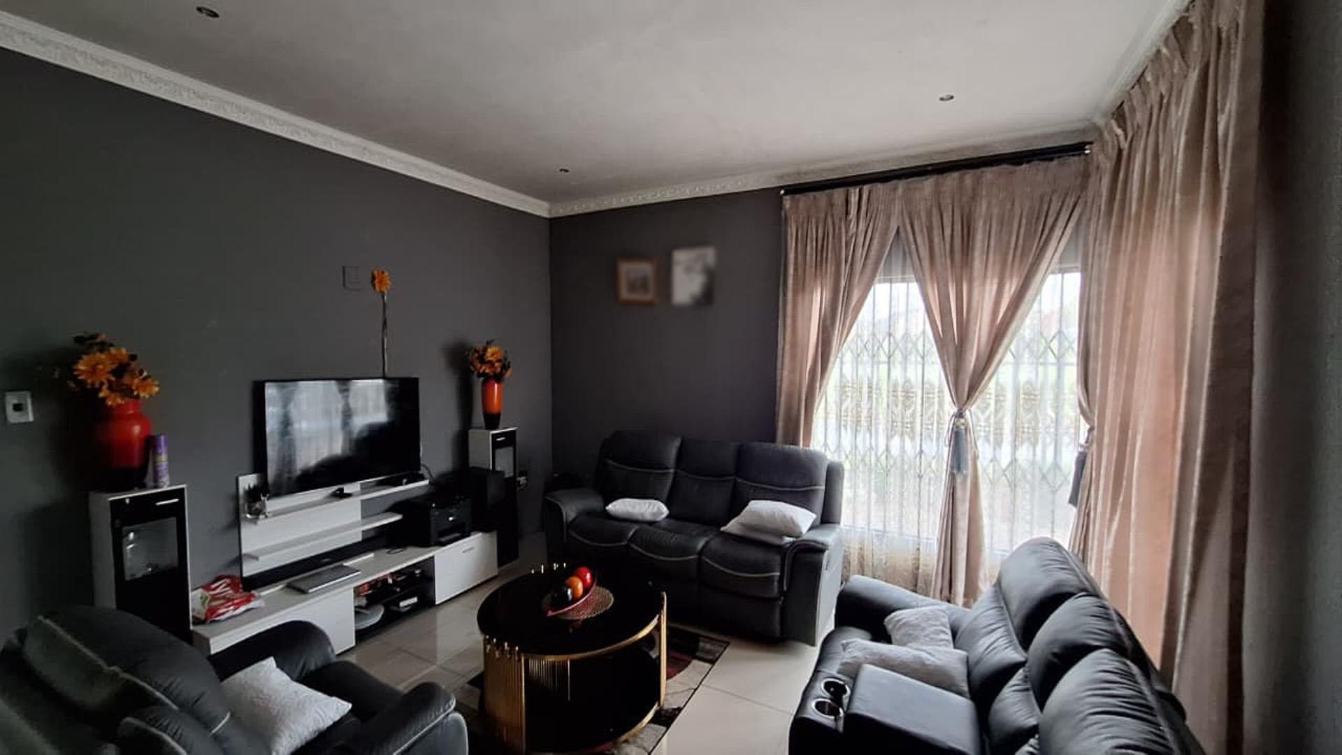 Lounges - 68 square meters of property in Mid-ennerdale