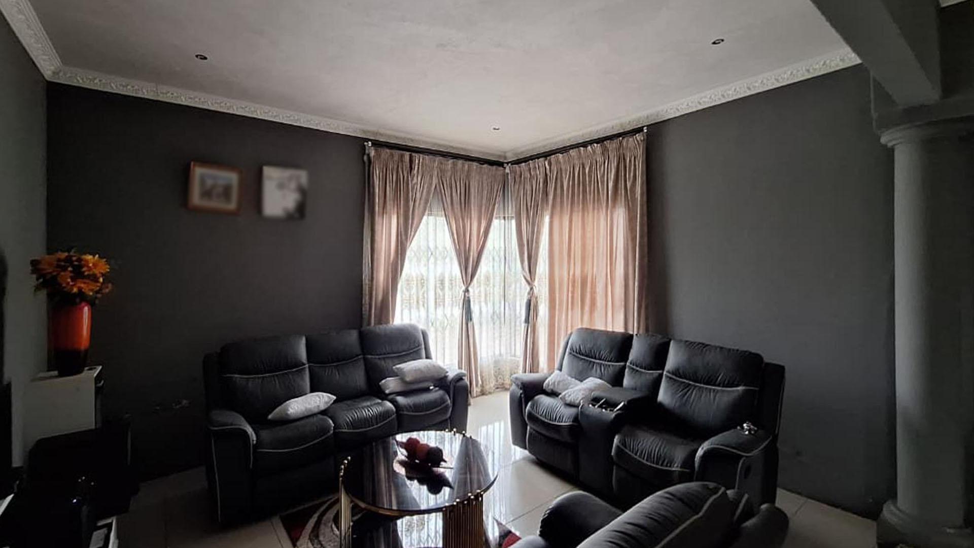 Lounges - 68 square meters of property in Mid-ennerdale