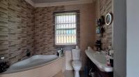 Main Bathroom - 11 square meters of property in Mid-ennerdale