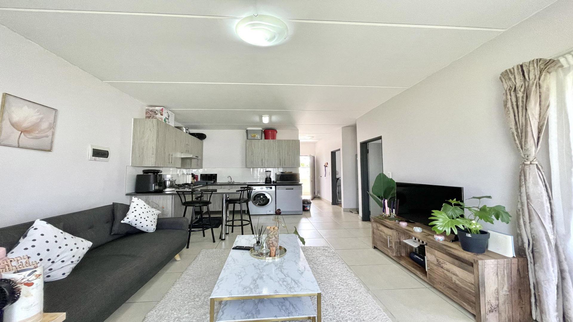 Lounges of property in Glen Austin AH (Midrand)