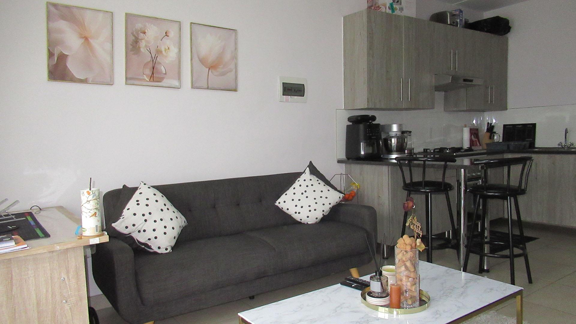 Lounges - 16 square meters of property in Glen Austin AH (Midrand)