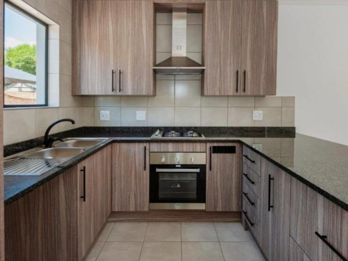 2 Bedroom Simplex for Sale For Sale in Brackendowns - MR706041