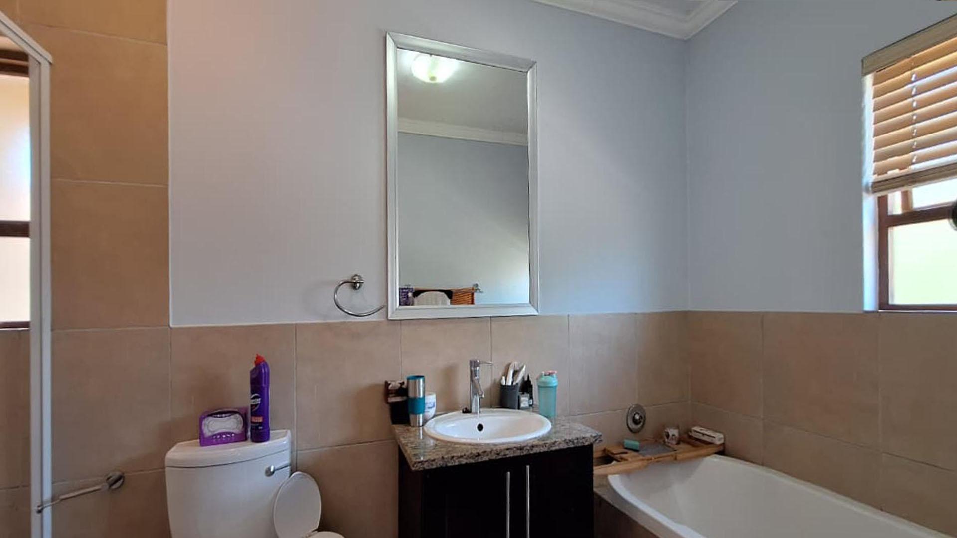 Main Bathroom - 9 square meters of property in Witkoppen