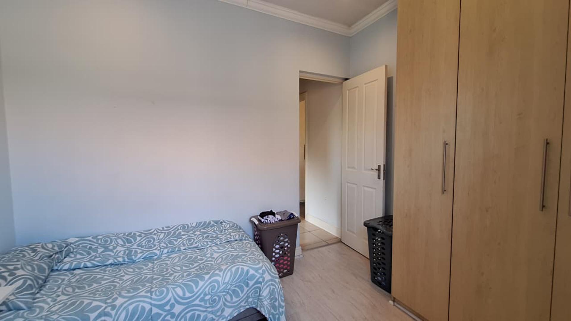 Bed Room 1 - 14 square meters of property in Witkoppen