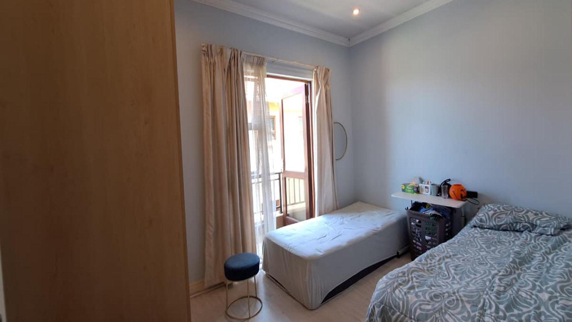 Bed Room 1 - 14 square meters of property in Witkoppen