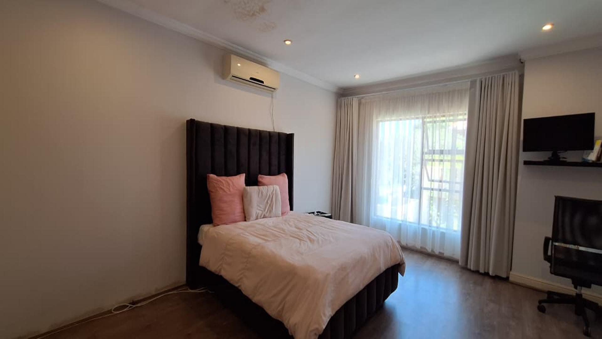 Main Bedroom - 28 square meters of property in Witkoppen