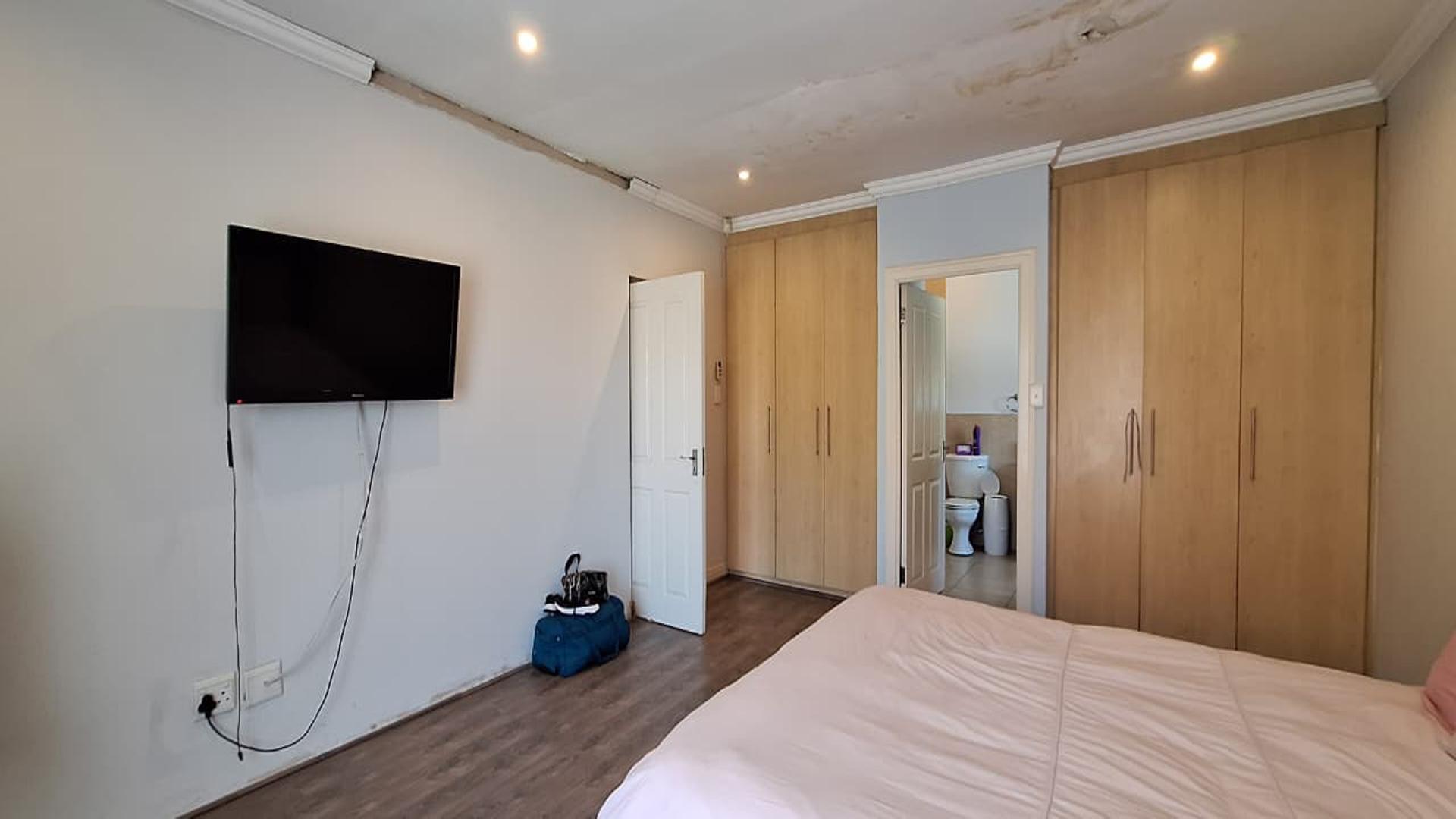 Main Bedroom - 28 square meters of property in Witkoppen