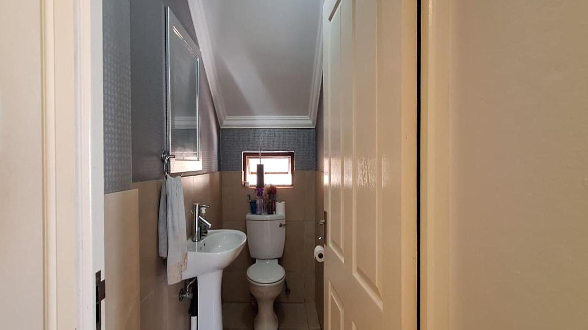 Bathroom 1 - 9 square meters of property in Witkoppen