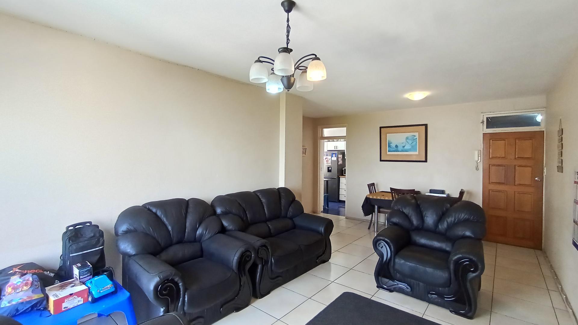 Lounges - 16 square meters of property in Bulwer (Dbn)