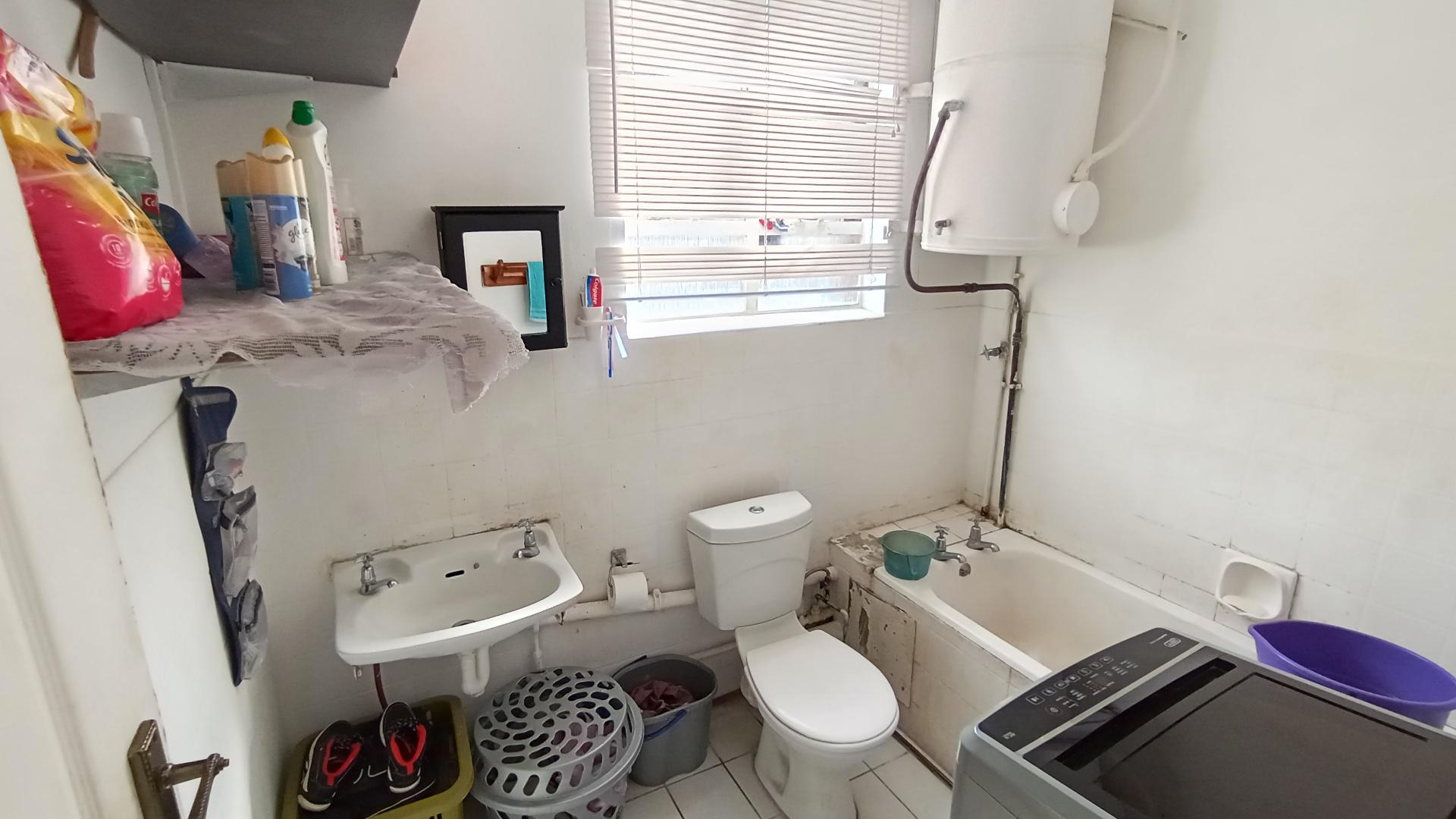 Bathroom 1 - 7 square meters of property in Bulwer (Dbn)
