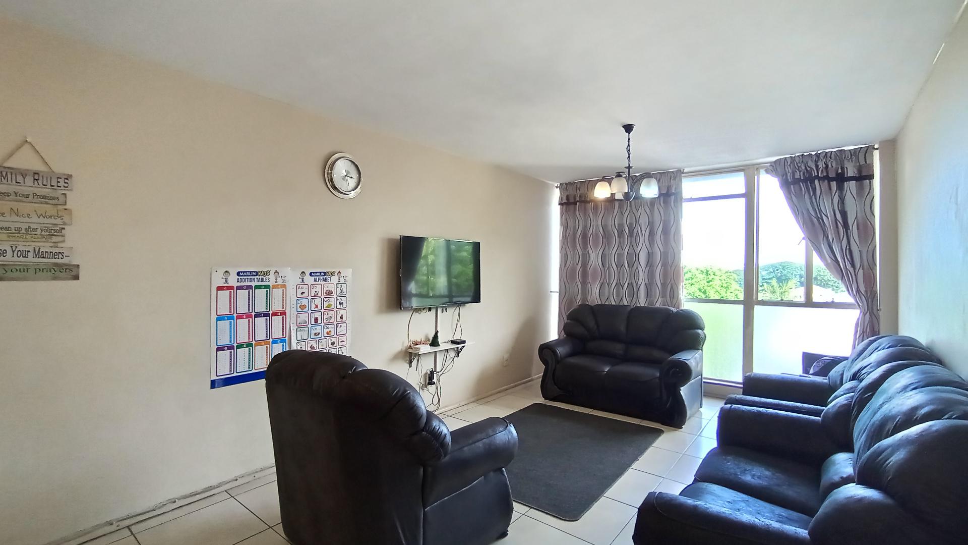 Lounges - 16 square meters of property in Bulwer (Dbn)