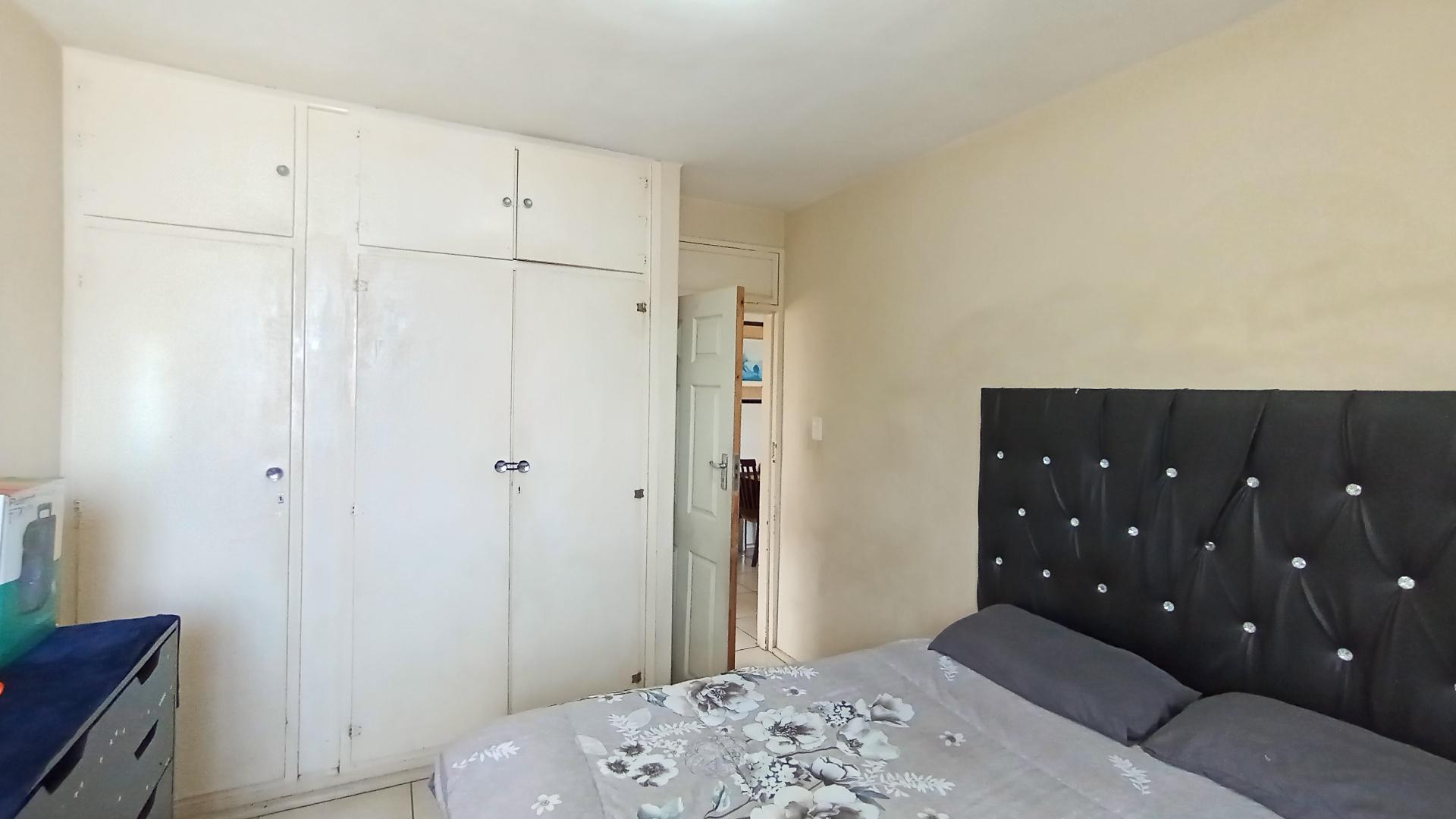 Bed Room 1 - 14 square meters of property in Bulwer (Dbn)