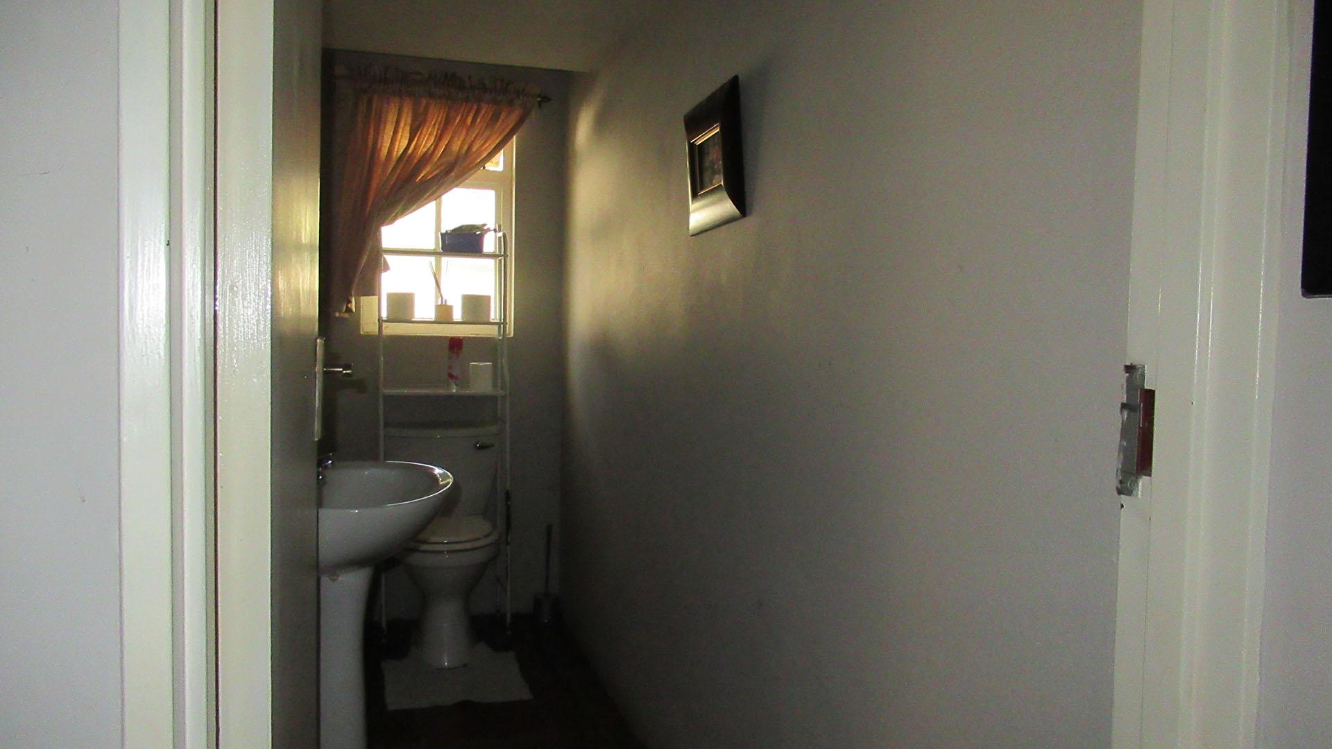 Guest Toilet - 8 square meters of property in Meadowhurst