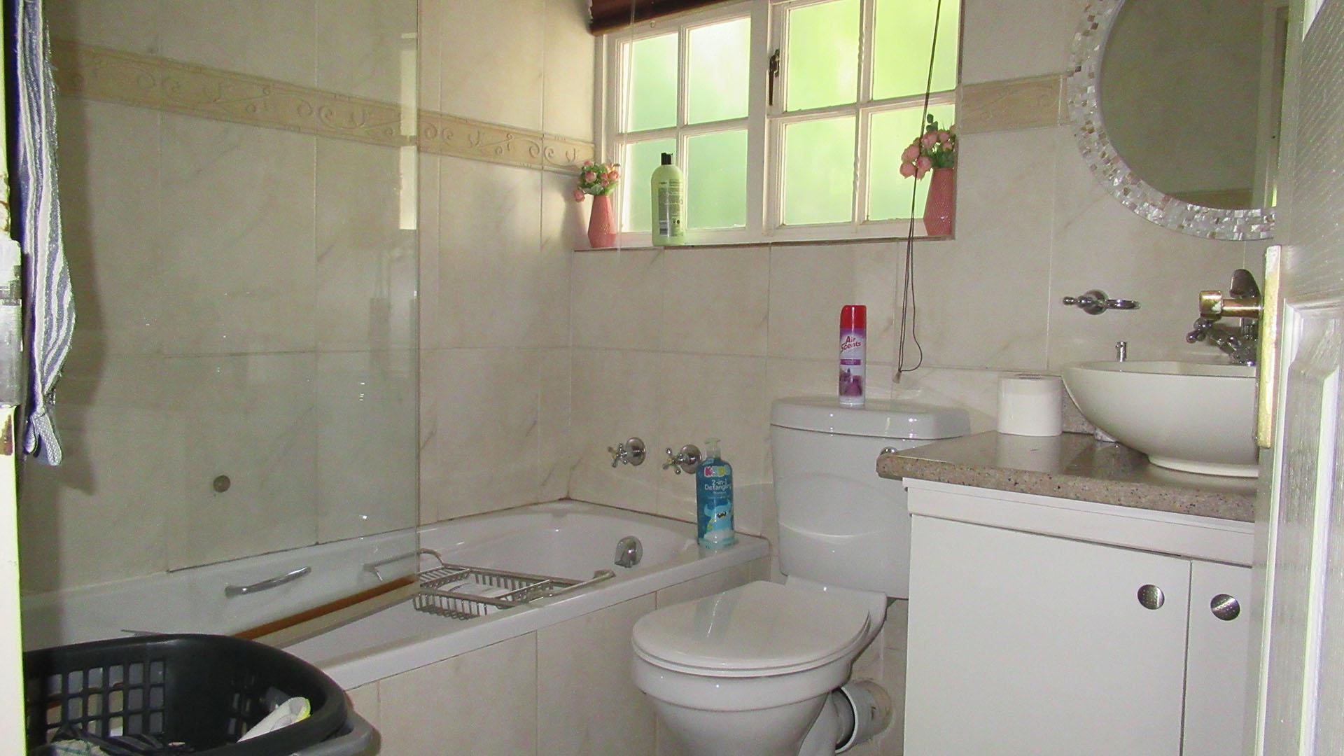 Bathroom 1 - 4 square meters of property in Meadowhurst