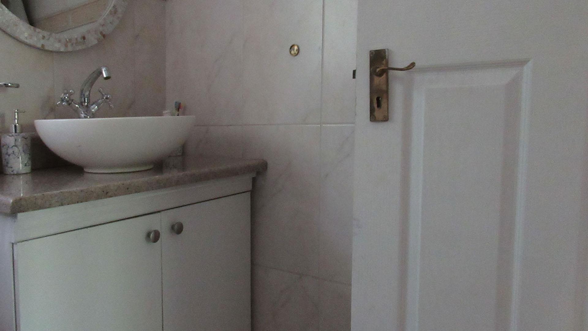 Bathroom 1 - 4 square meters of property in Meadowhurst