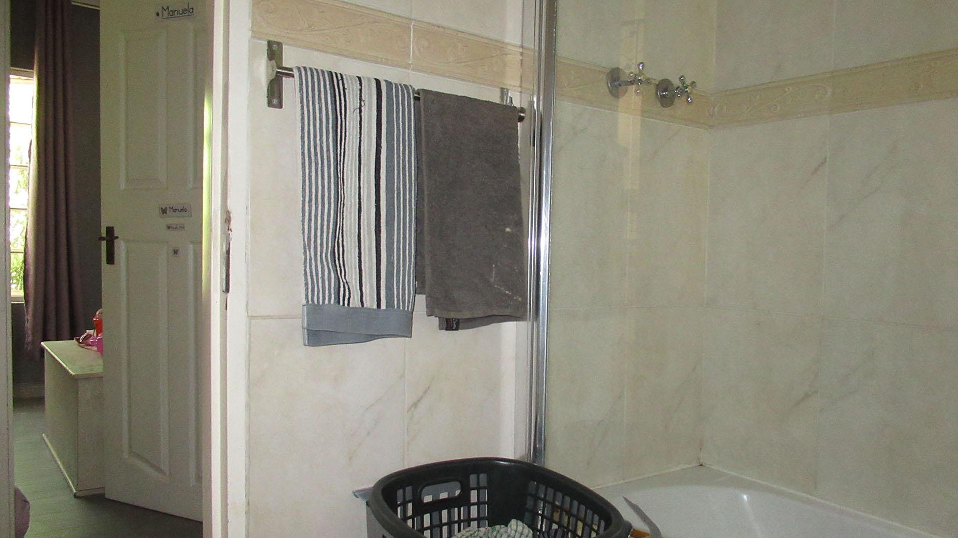 Bathroom 1 - 4 square meters of property in Meadowhurst