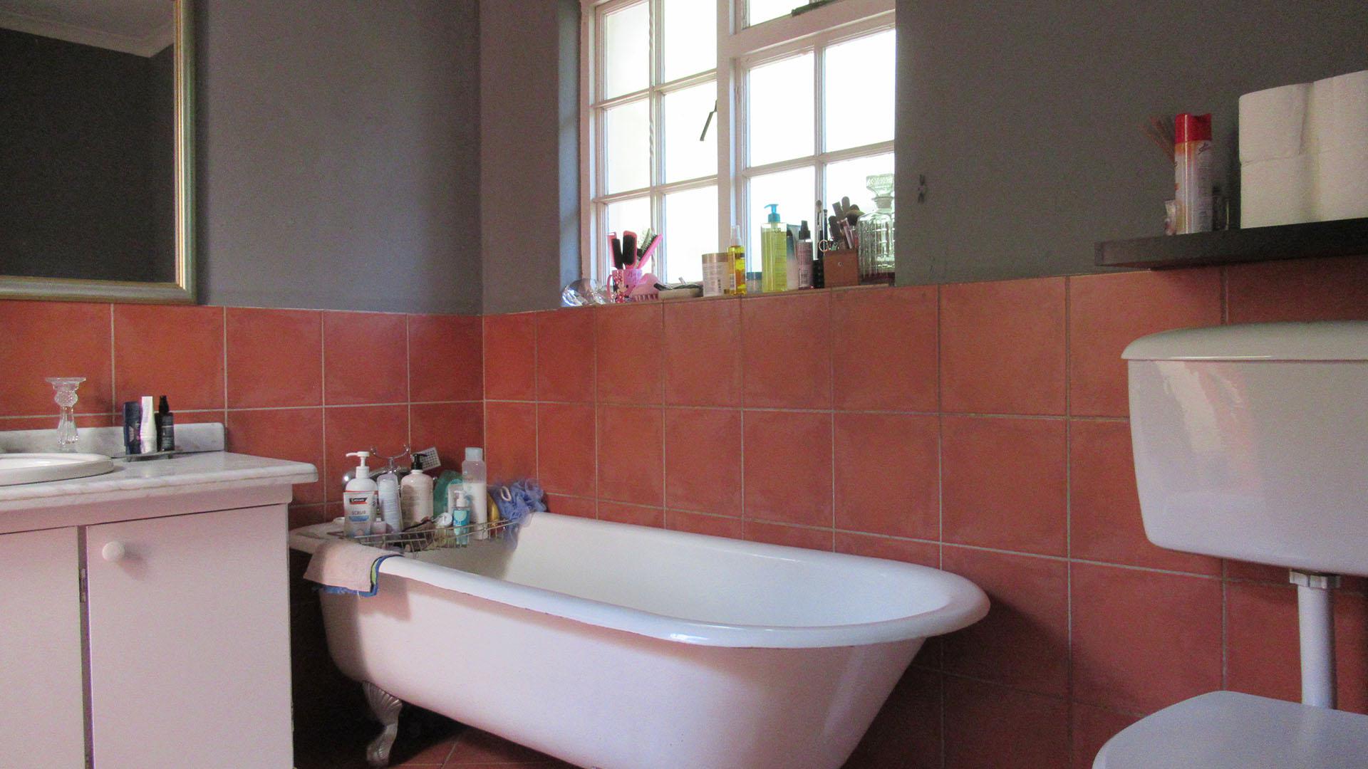 Main Bathroom - 11 square meters of property in Meadowhurst