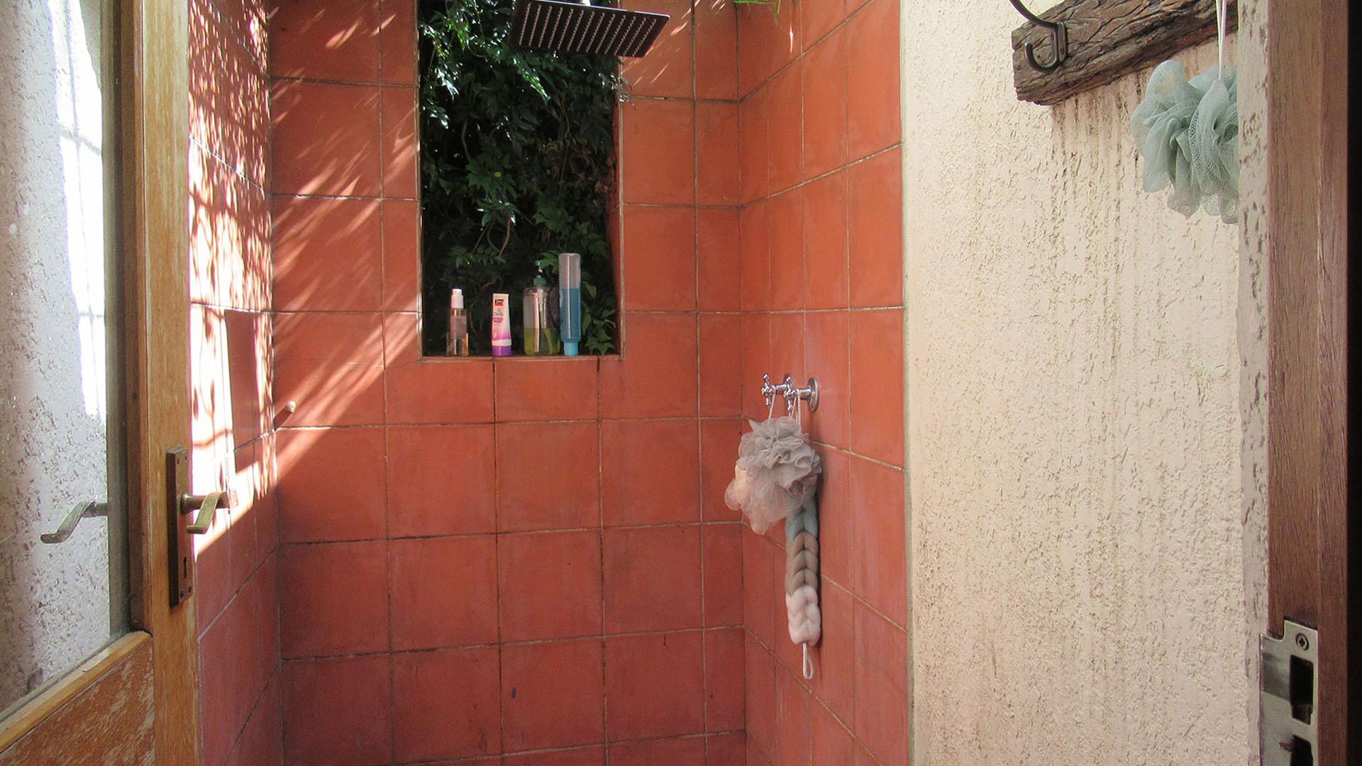 Main Bathroom - 11 square meters of property in Meadowhurst