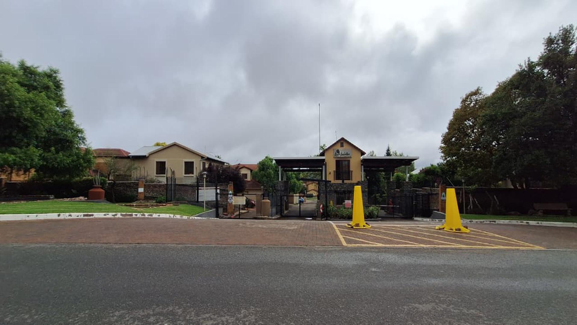 Front View of property in Willowbrook