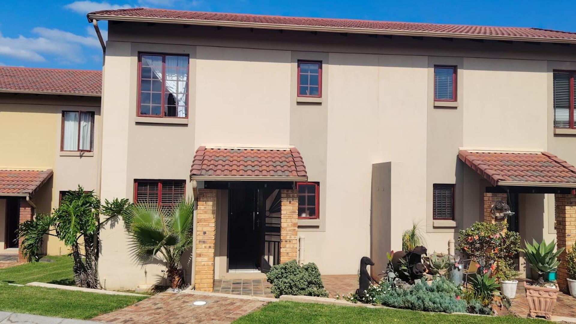 Front View of property in Willowbrook