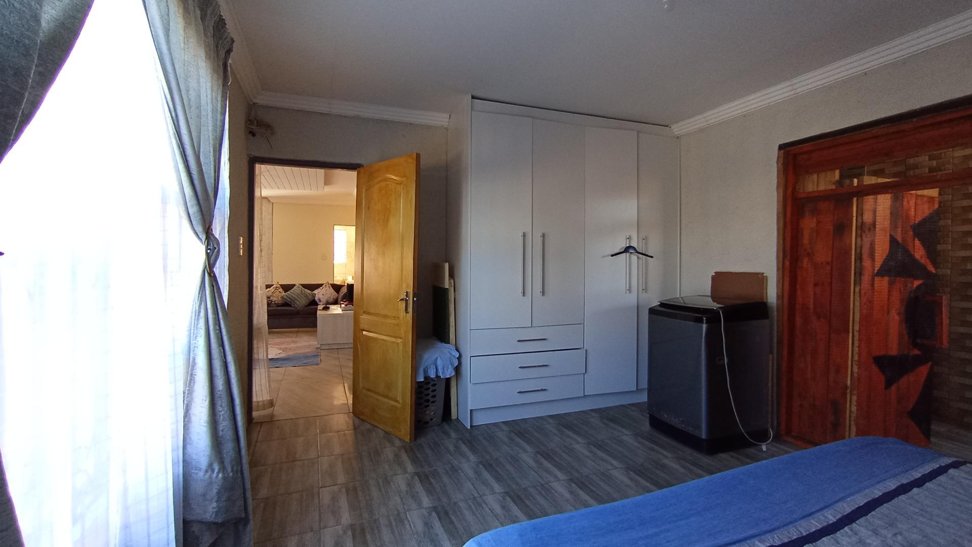 Main Bedroom of property in Soshanguve East