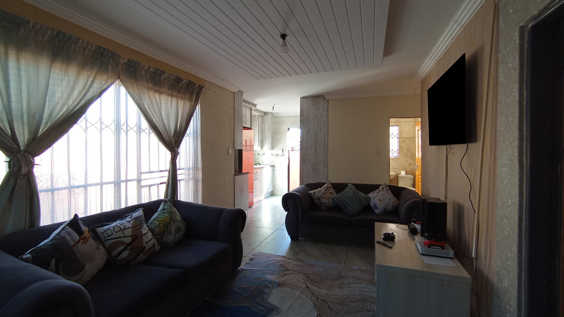 Lounges - 20 square meters of property in Soshanguve East