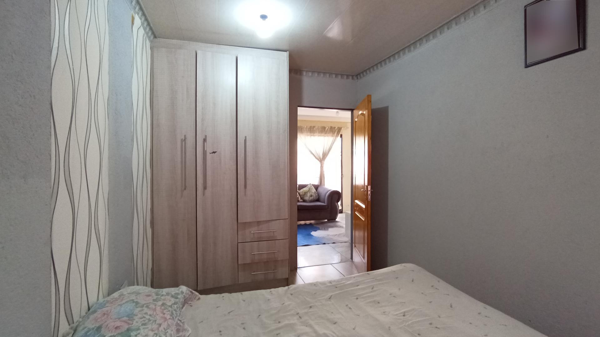 Bed Room 1 - 13 square meters of property in Soshanguve East